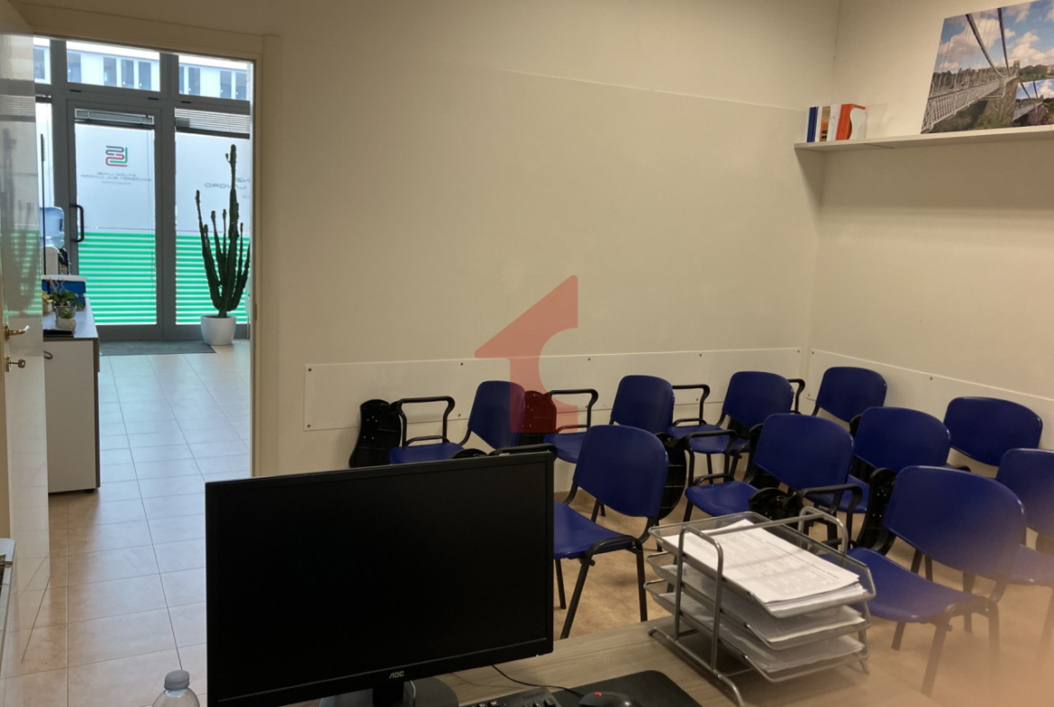 Ufficio/negozio fronte strada