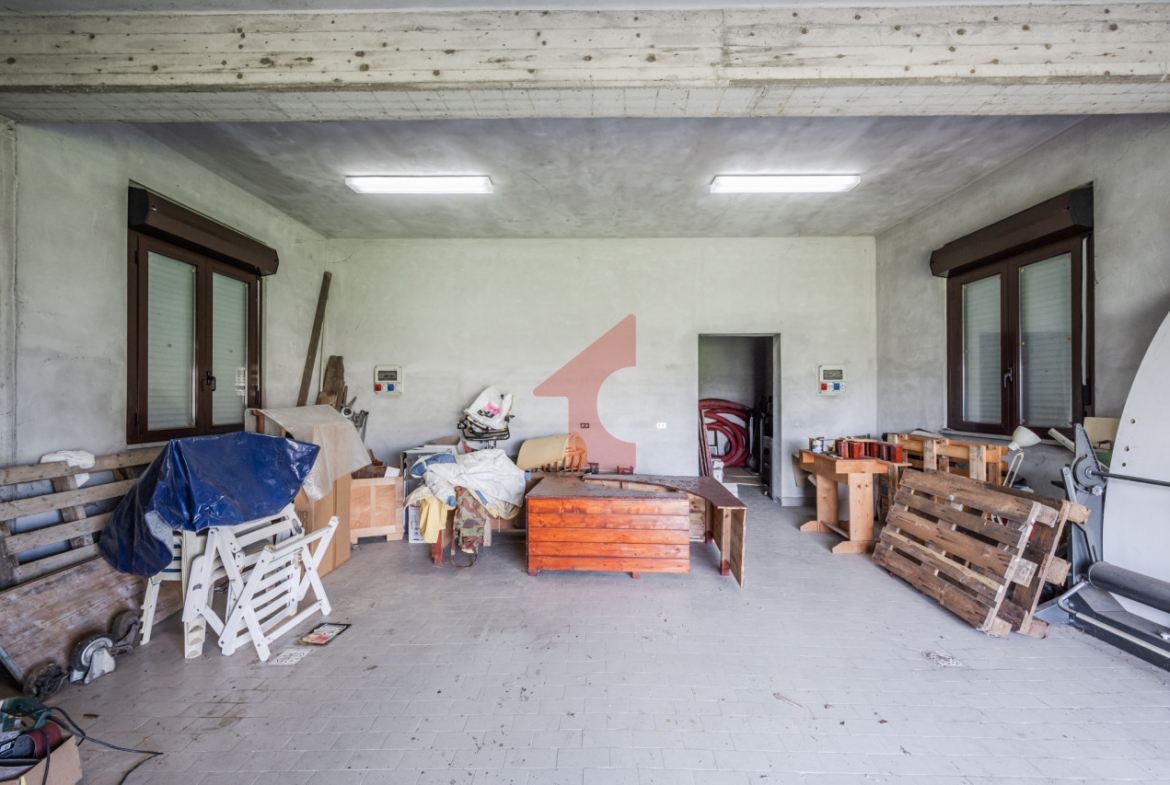 CASALBARBATO – Villa indipendente con 3.000 mq di giardino e dependance