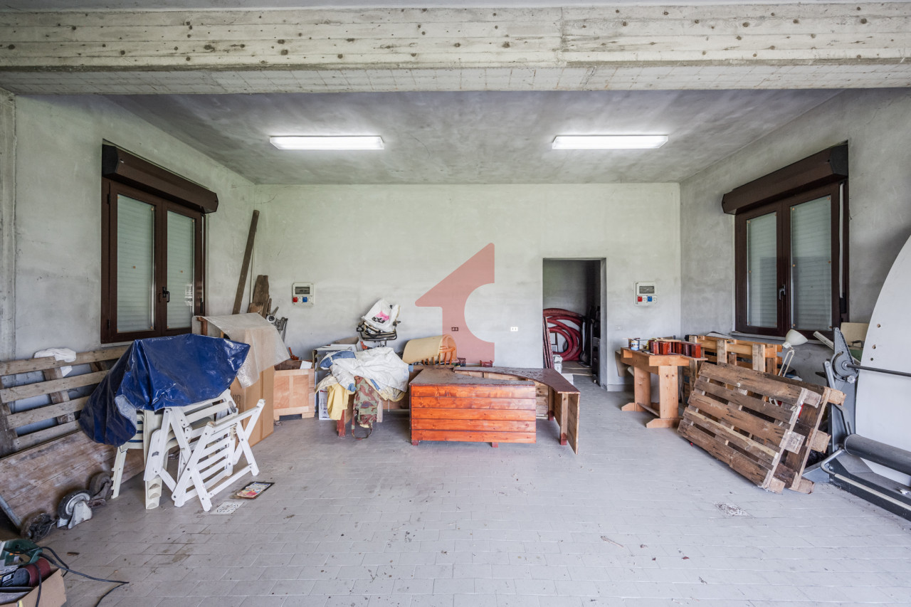 CASALBARBATO – Villa indipendente con 3.000 mq di giardino e dependance