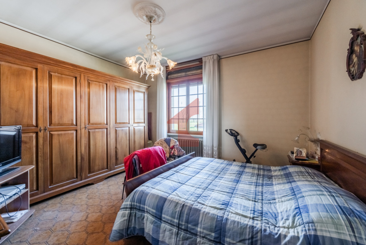 CASALBARBATO – Villa indipendente con 3.000 mq di giardino e dependance