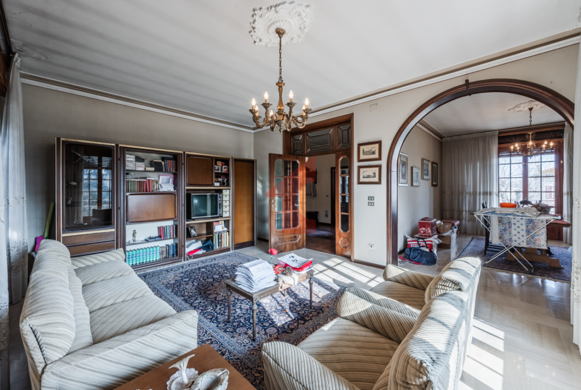 CASALBARBATO – Villa indipendente con 3.000 mq di giardino e dependance